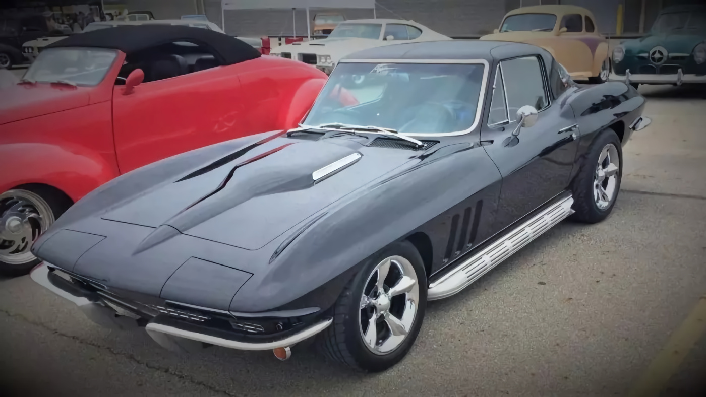 Corvette Generations/C2/C2 1965 Black big block hood.jpg